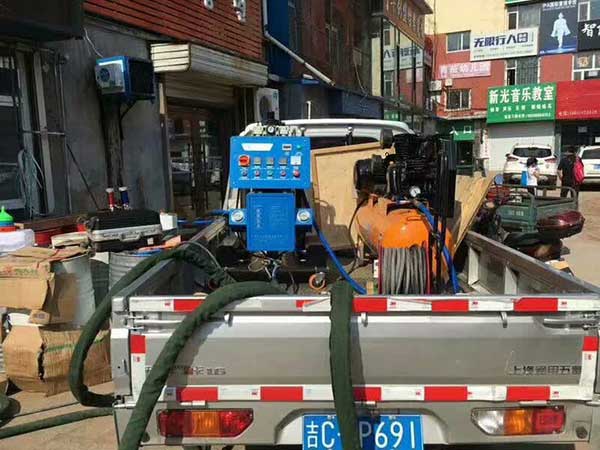 不規(guī)則物體聚氨酯噴涂機 優(yōu)勢有哪些?(圖1) 聚氨酯噴涂機在吉林公主嶺用于冷庫噴涂施工