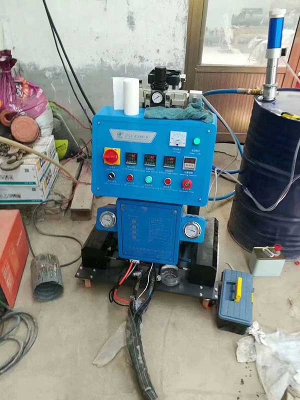 工業(yè)提升卷簾門填充聚氨酯澆注機(圖2) Q2600D型工業(yè)提升卷簾門填充聚氨酯澆注機