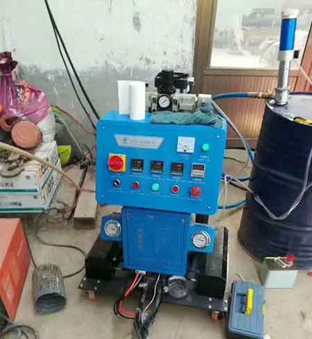 啤酒罐聚氨酯填充夾層澆注 噴涂機(jī)(圖2) Q2600D型啤酒罐聚氨酯填充夾層澆注機(jī)