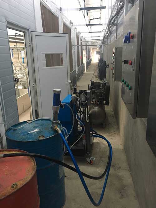 濟南聚氨酯噴涂機(圖1) 濟南聚氨酯噴涂機養(yǎng)殖場外墻保溫施工