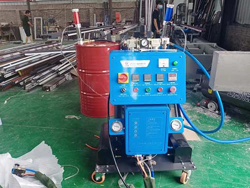 澆注聚氨酯設(shè)備(圖1) 高壓Q2600D鋁型材空腔澆注聚氨酯設(shè)備